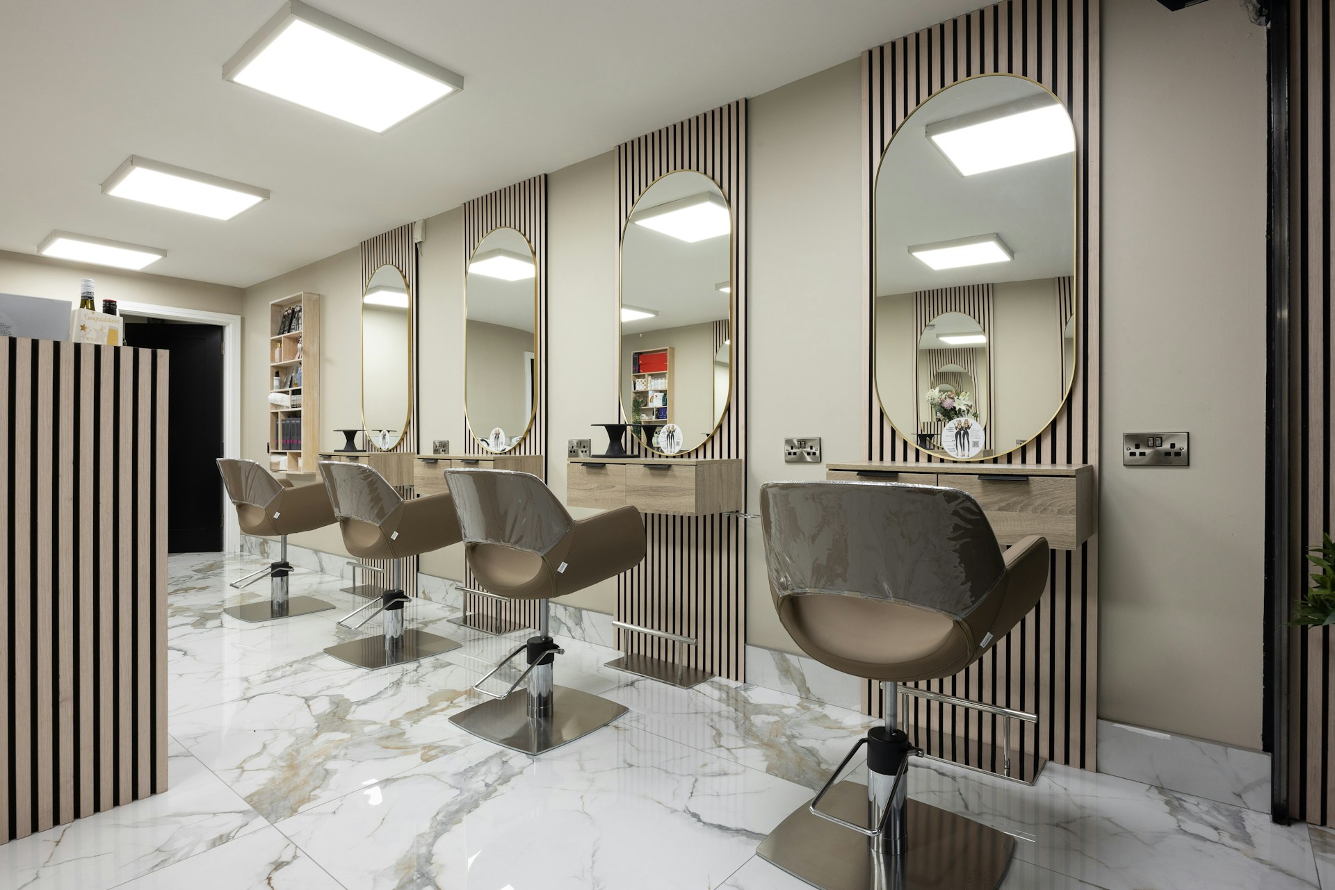 Zatrudnię stylistkę paznokci — salon w centrum
