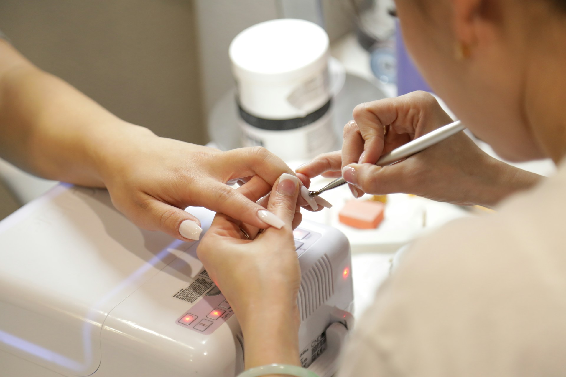 Manicure hybrydowy z zdobieniem